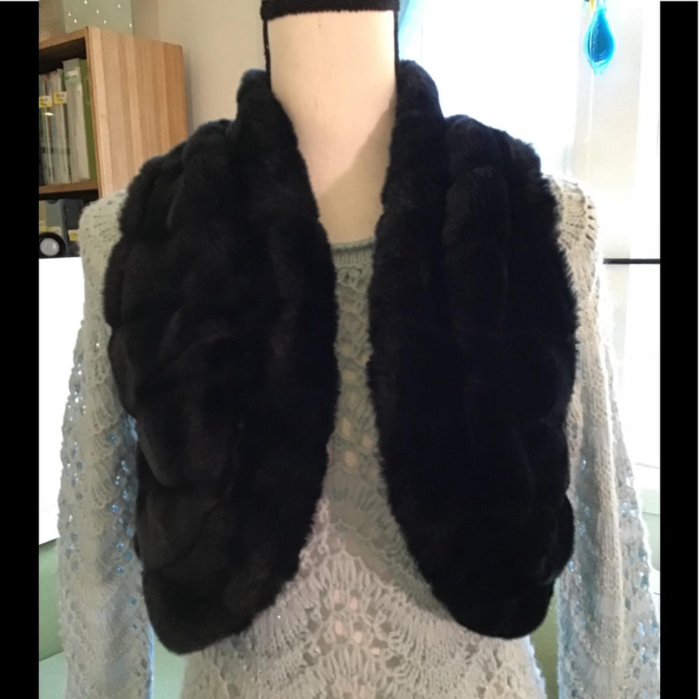 Forever 21 black vest. M